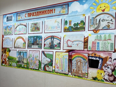 В период с 1 по 12 сентября в  детском саду проходит выставка рисунков , созданных детьми и их родителями. Мероприятие приурочено к 40-летию Дня города Радужный.